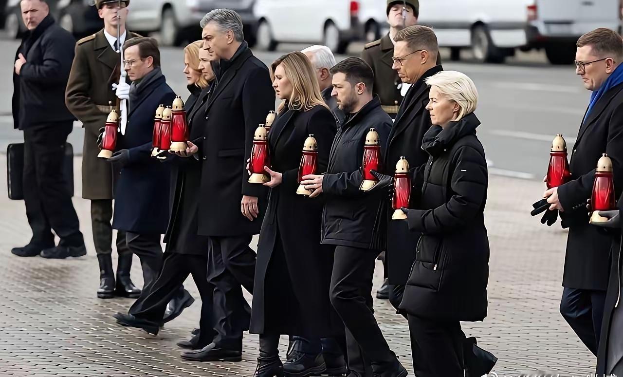 欧洲的政客们手捧红瓶子支持乌克兰！这个红瓶子是什么意思？