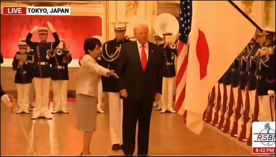 特朗普演讲时当众搂住高市早苗车力巨人想要耍阴险的啊。可惜川普压根不上当。哈哈哈哈