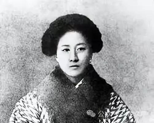 1907年7月15日，中华女杰秋瑾从容就义。她牺牲后不久，负责行刑的县令李钟岳，