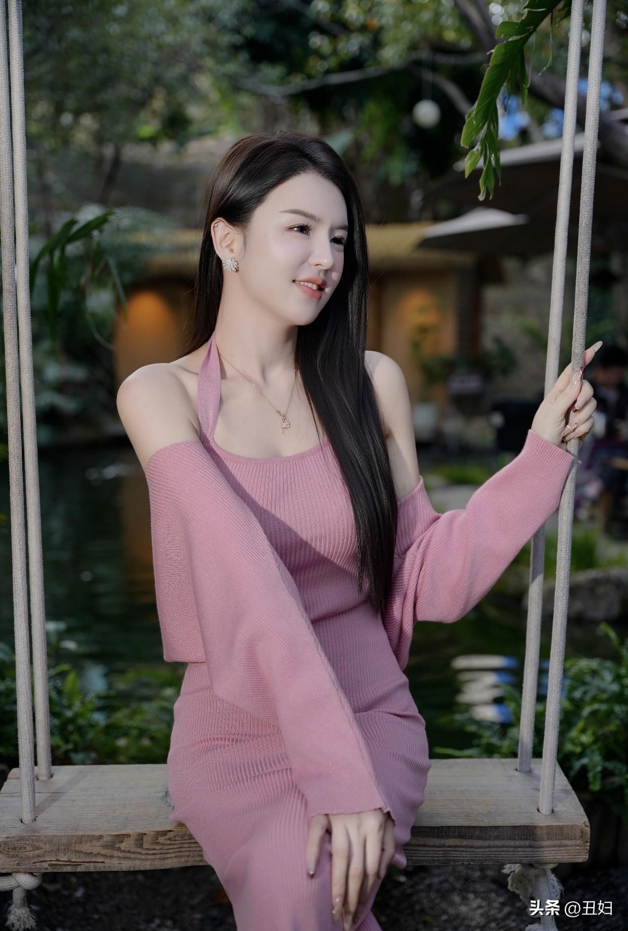 站姿上“三轴对齐”很重要，实操时让一只脚向前5 - 10厘米，脚跟微抬、膝关节弯