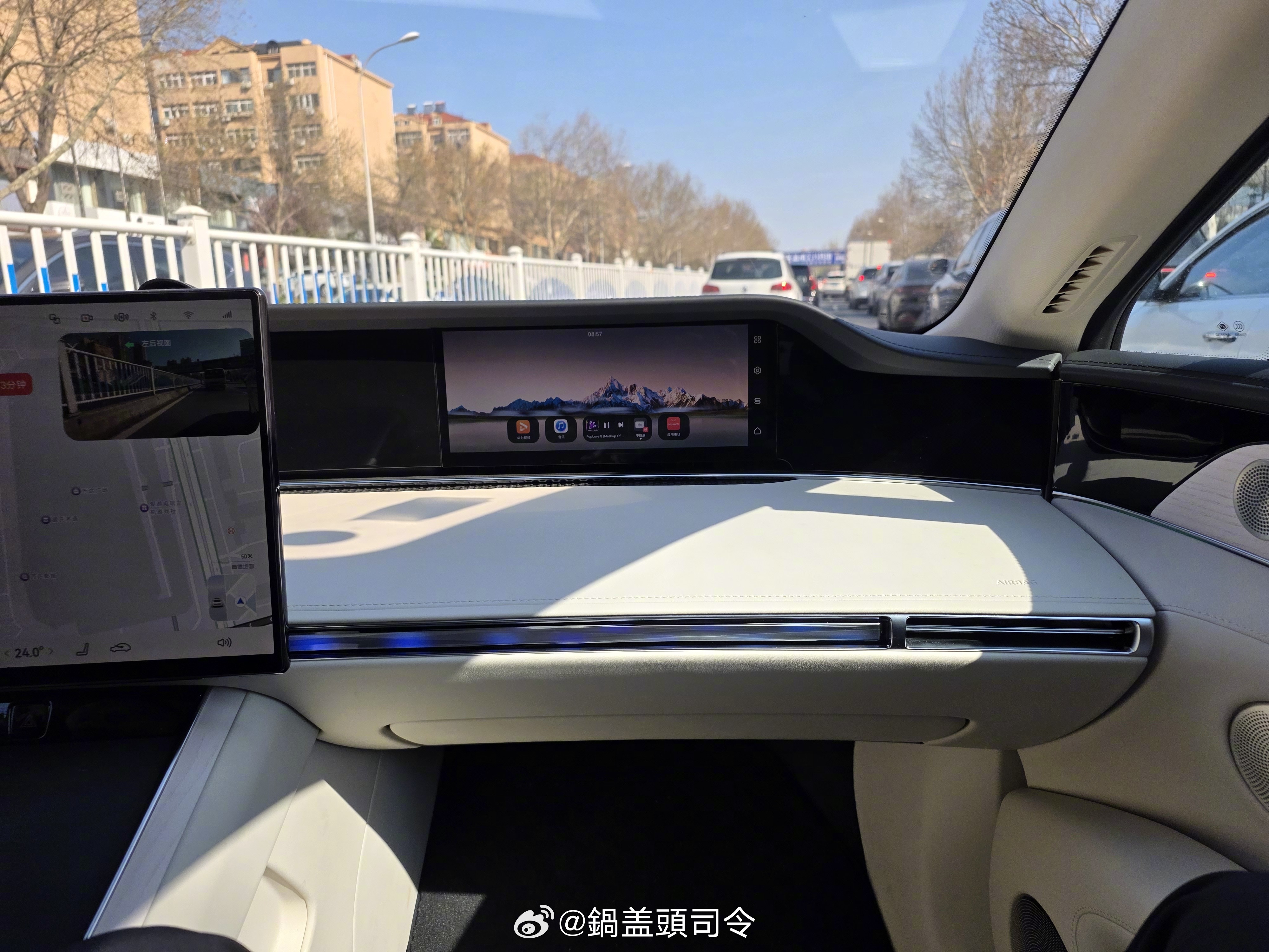 今天出去参加一个活动，司机开享界S9T来接我。这个侧面颜值真是修长帅气，小长假开