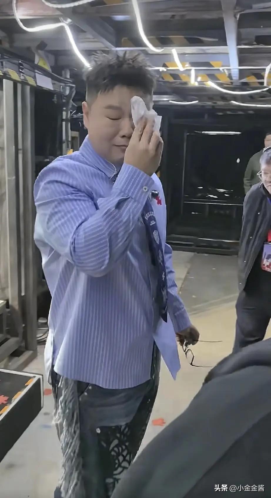 岳云鹏，哭了。

11月10日，40岁的岳云鹏，冲上热搜，开完演唱会的他，没想到