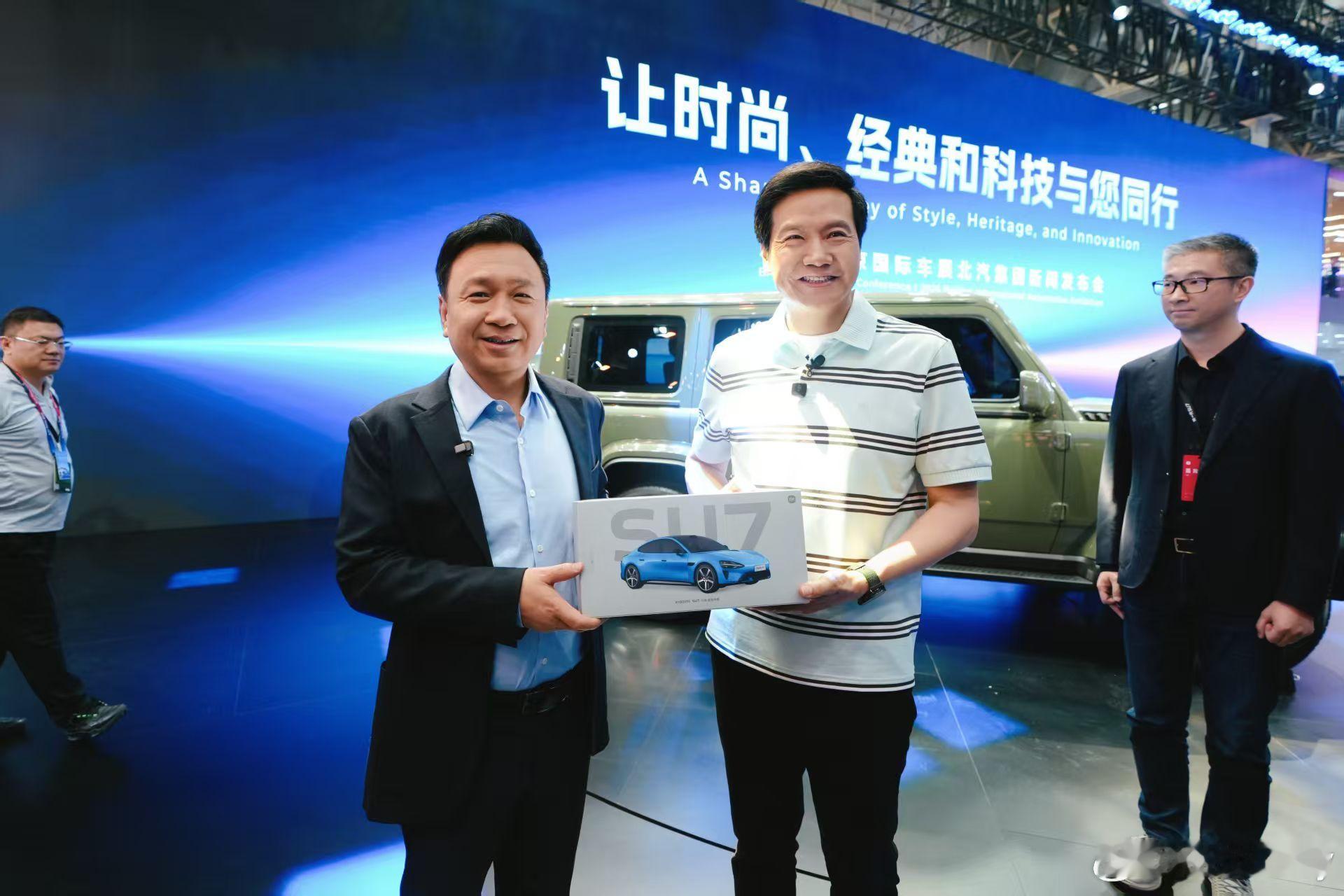 雷军送给车企同行们的T恤家人们，这次车展名场面来了！雷总给理想、小鹏、蔚来、比亚