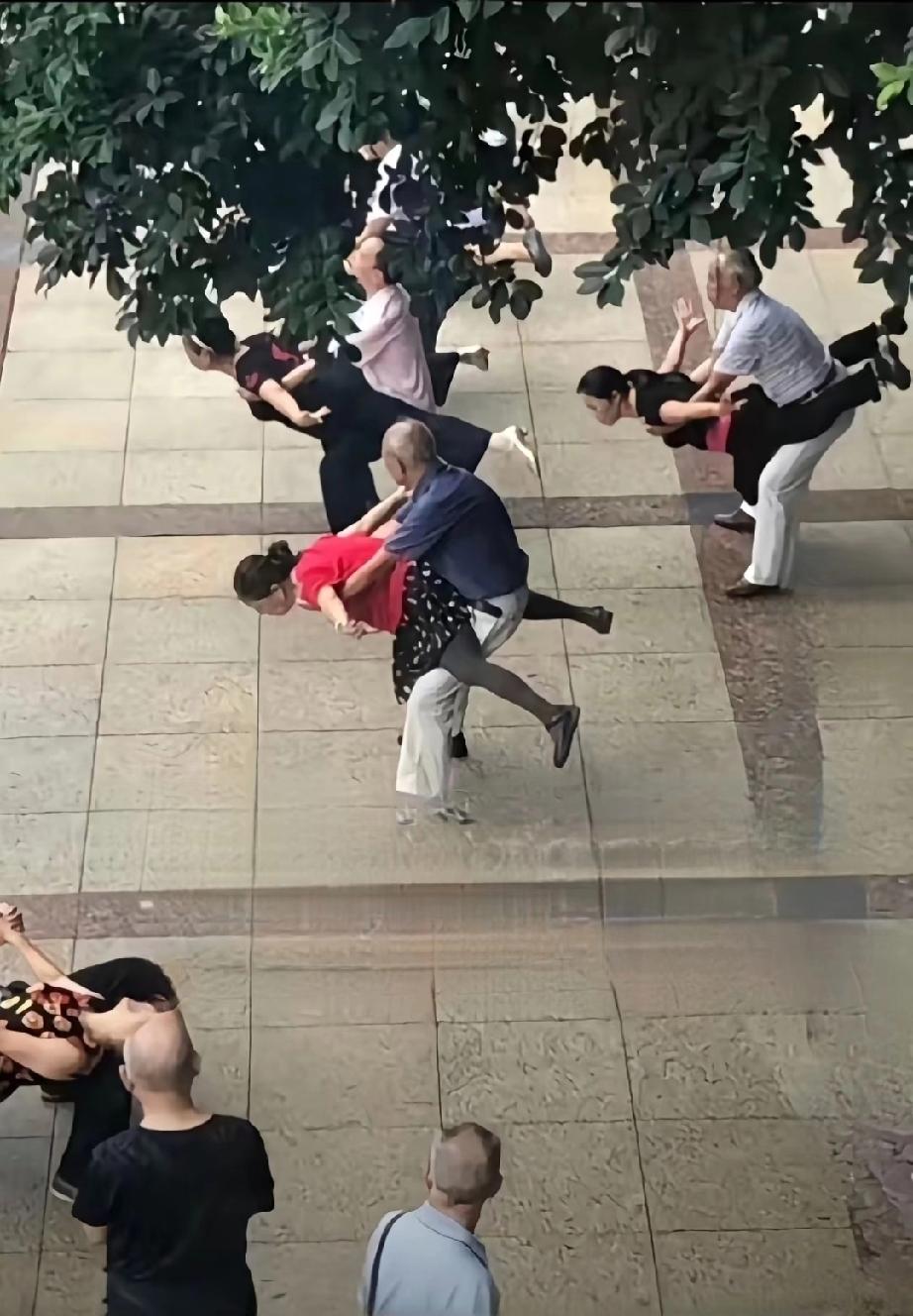 翻开朋友圈，
你会发现
那些发朋友圈的，
要不然是做广告的，
要不然就是那些做人