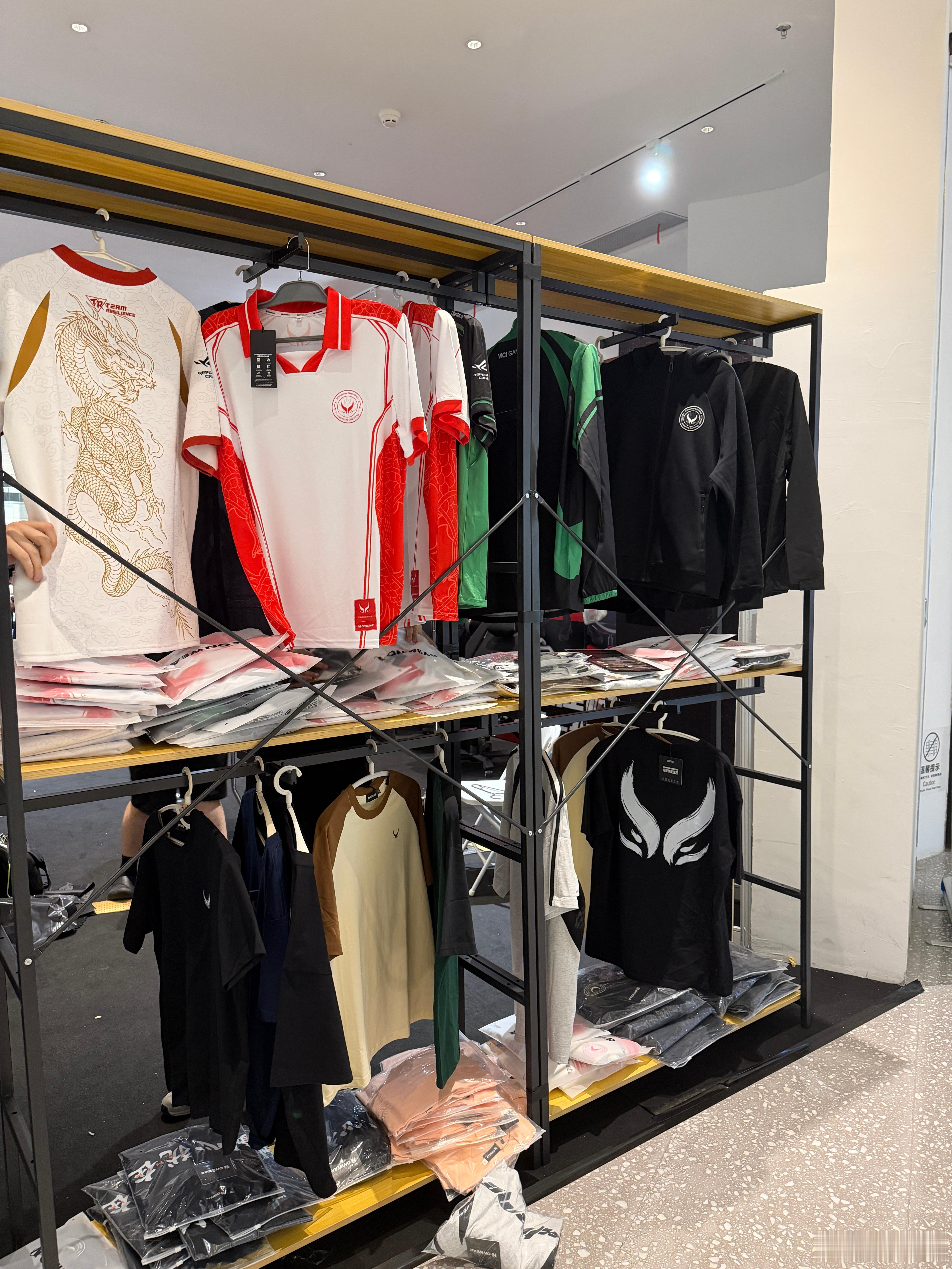 打卡昂恩电竞的快闪店，听说Yatoro衣服卖的超级快，地址就在场馆对面的陆悦广场