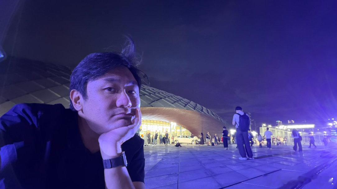 你见过谁家发布会外场音乐放小野丽莎的？来把椅子，来瓶扎啤，我就这儿了，内场进不进