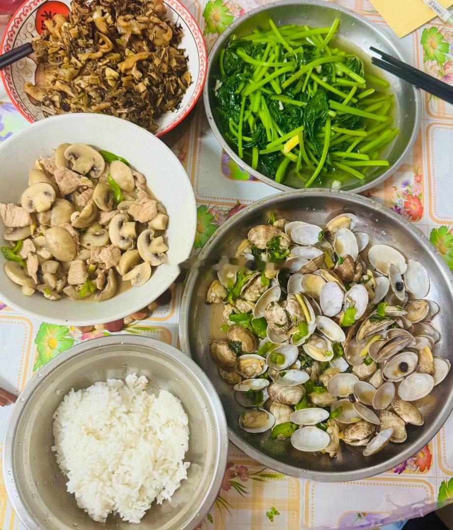 下班买菜做饭又是我下厨的一天家里来且了。来了一个人 这桌菜不到20块钱，你们觉得