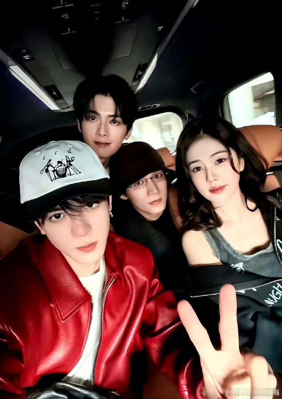 白鹿曾舜晞梁永棋陈鹤一团建合照 临江仙剧组友谊久久！ 