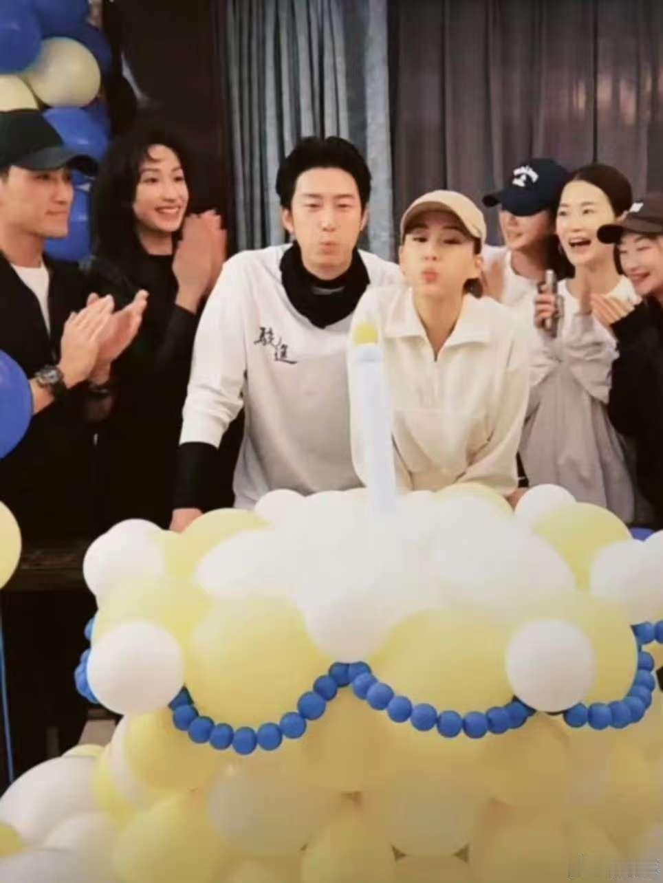 好友晒窦骁何超莲生日合照窦骁何超莲庆生照 哇！ 好友晒窦骁何超莲生日合照 