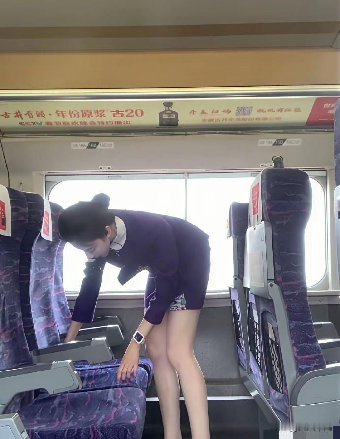 高铁上的乘务小姐姐颜值越来越高了！坐高铁遇到的乘务小姐姐，在细心的整理座位和垃圾
