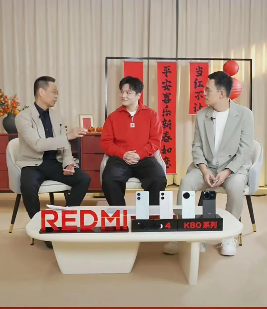 王腾和樊振东的直播可真有意思！王腾送了樊振东一款999纯金的大满贯手机贴，超酷！