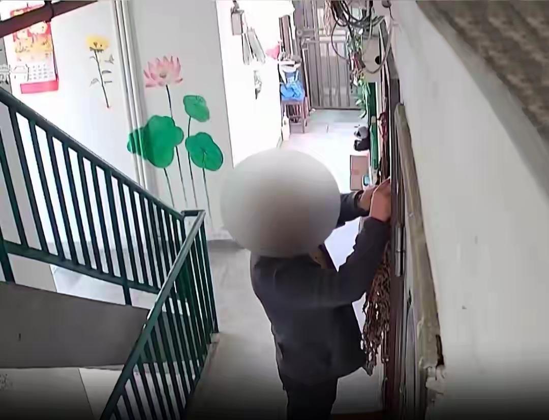 为争母亲20万，七旬兄弟反目，弟弟坠梯昏迷：意外还是人为？

为了母亲留下的20
