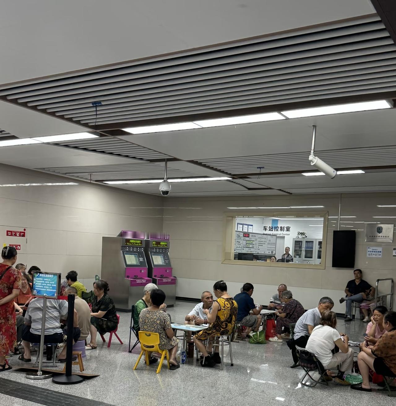 对比深圳，才真切体会到成都地铁巴适得板。[笑哭][笑哭]
一个城市的包容心，以及