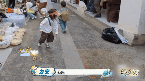爸爸当家中断录制帮小摊贩挡雨 爸爸当家 谁看完直接存下这段画面！大人们忙着帮小摊