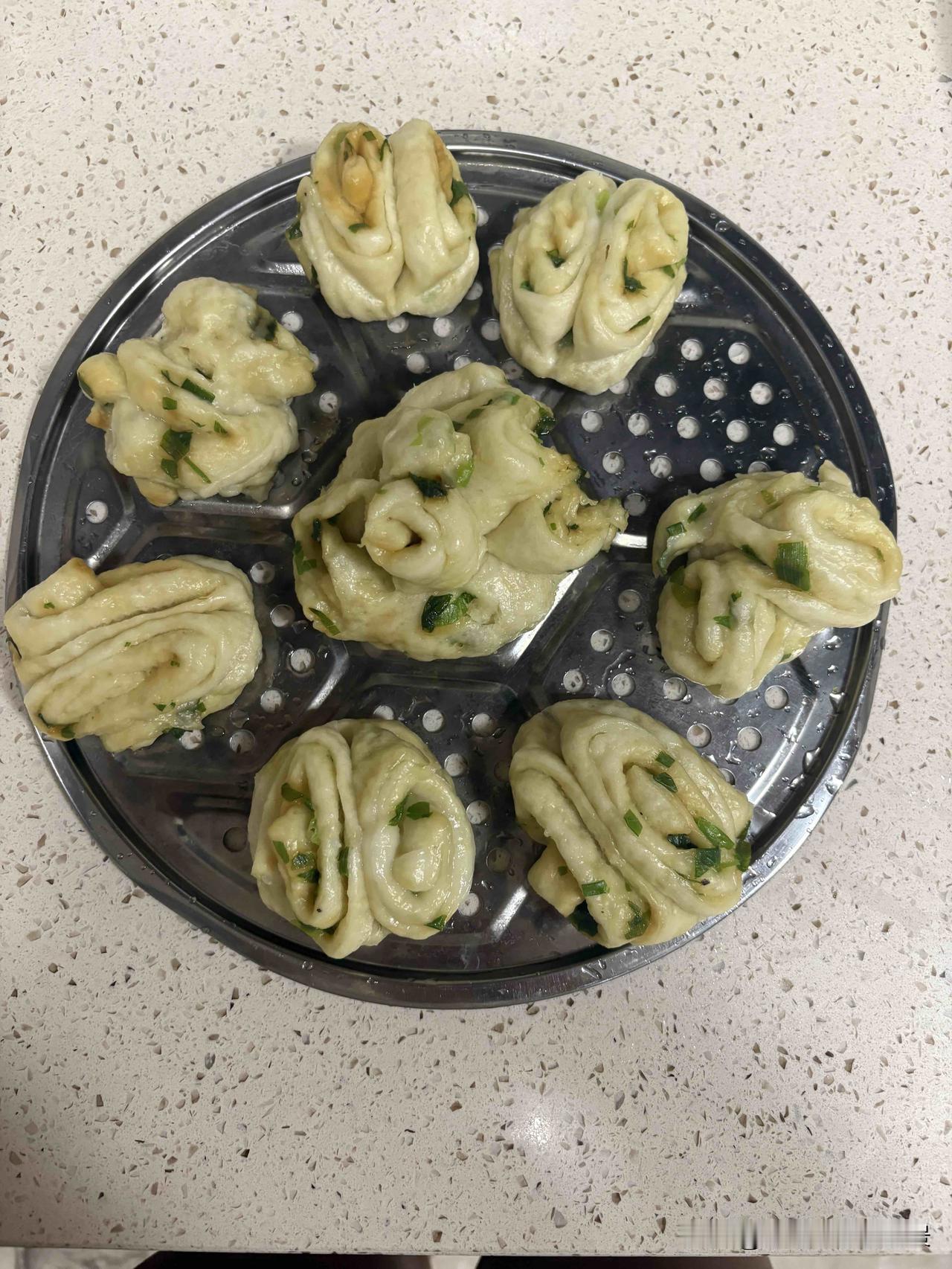 58+退休阿姨｜继续学做面食
最近学做面食有些入迷了，上周做的包子快要吃完的时候