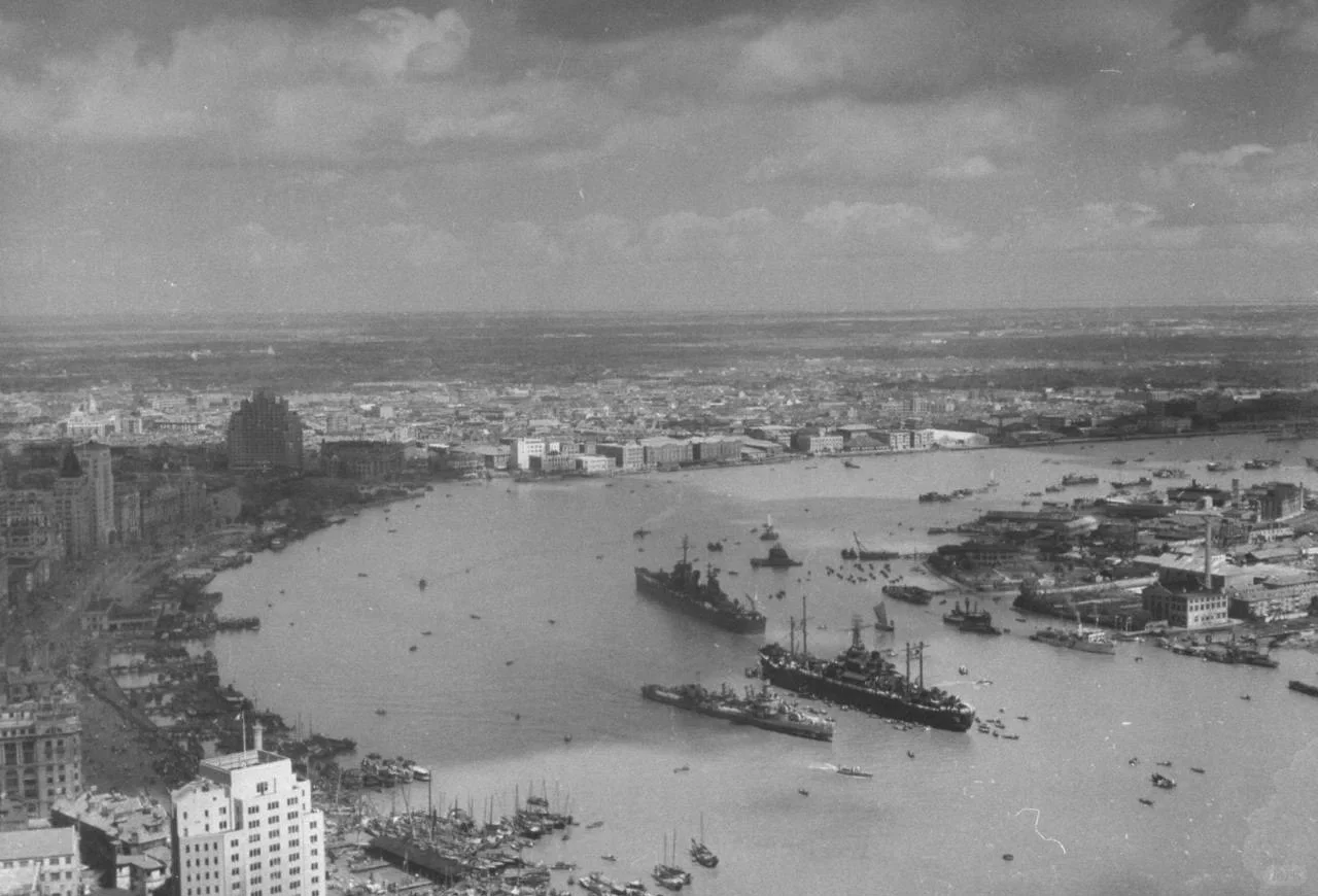 1945年11月，上海。黄浦江中游弋的美军舰队。