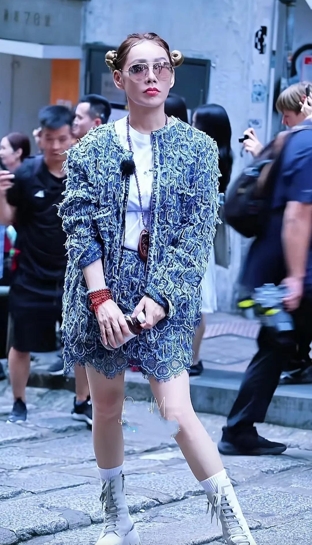 宁静多大了？

为什么还有少女感

小时候看他演的大玉儿

如今自己都中年了
