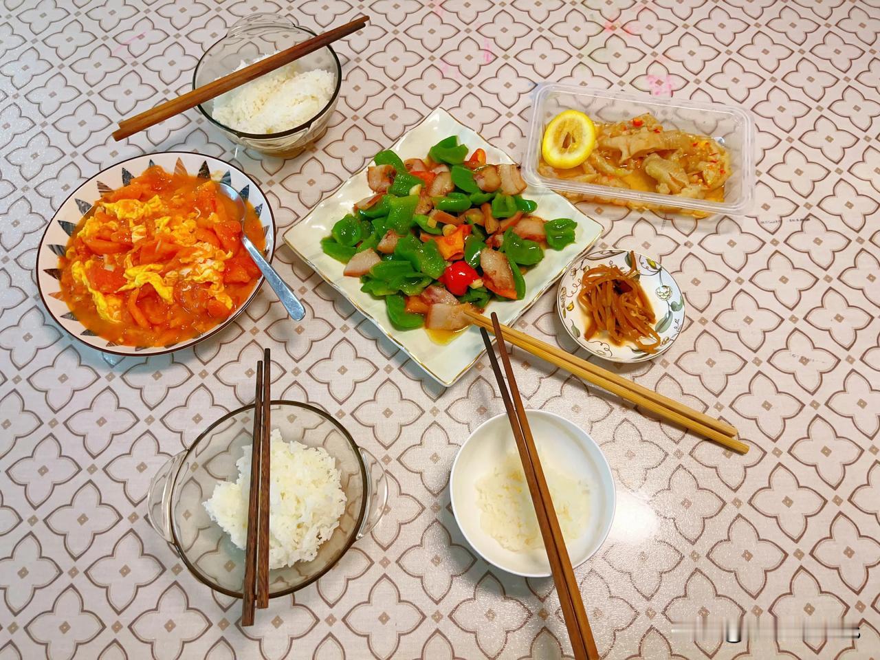 晚上随便做了两个菜，买了个紫燕的柠檬凤爪

我很少吃这个，之前买过两次别的牌子的