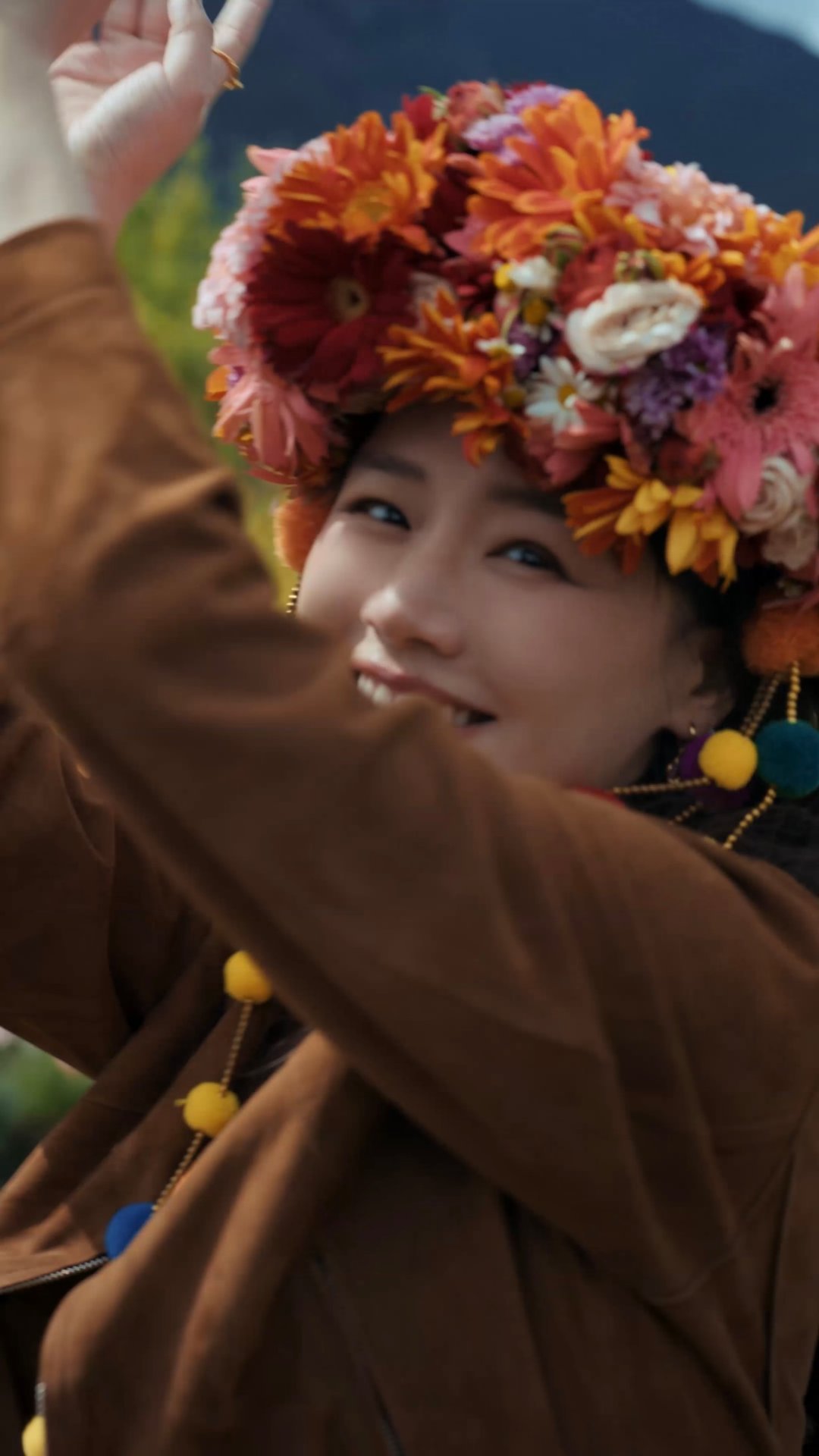 马思纯戴了非遗簪花马思纯簪花跳舞 这才是中式美人该有的样子，端庄又灵动 