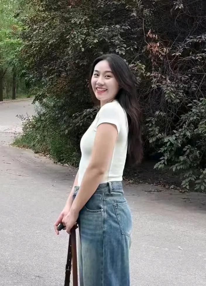 一次偶然的相遇，小雅遇到了他——小李。他其貌不扬，却拥有一颗善良、上进的心。小李