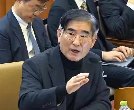 上梁不正下梁歪，韩国原总统尹锡悦的心腹前国防部长金显龙这时候也受到了审理，他模仿