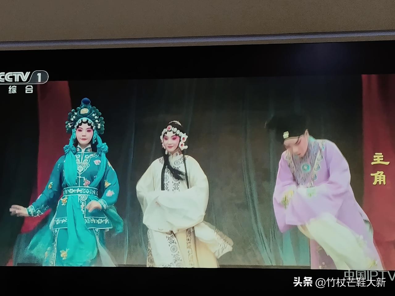 这是大自然的沙尘暴，也是文化的沙尘暴。

昨天《主角》中一场沙尘暴，突然而至，场