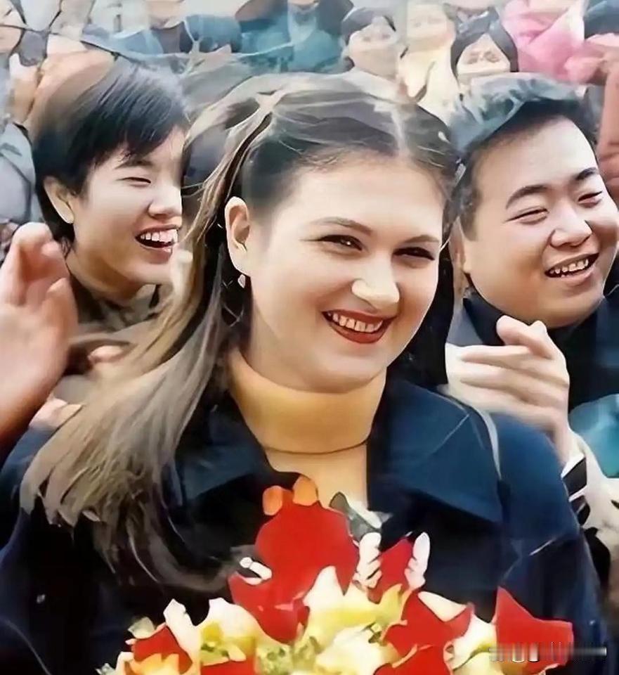 23岁乌克兰美女远嫁河南穷小伙，生下3个儿子后丈夫突发重病离世。本以为她会连夜打