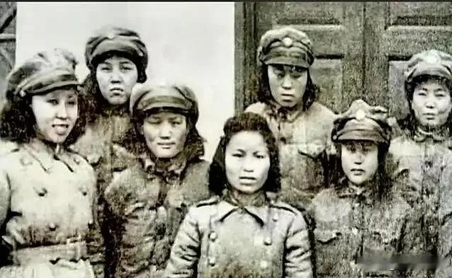 1942年，7名军统姑娘被日本鬼子围住。日本鬼子见是女兵，兽性大发，便丢下枪，一