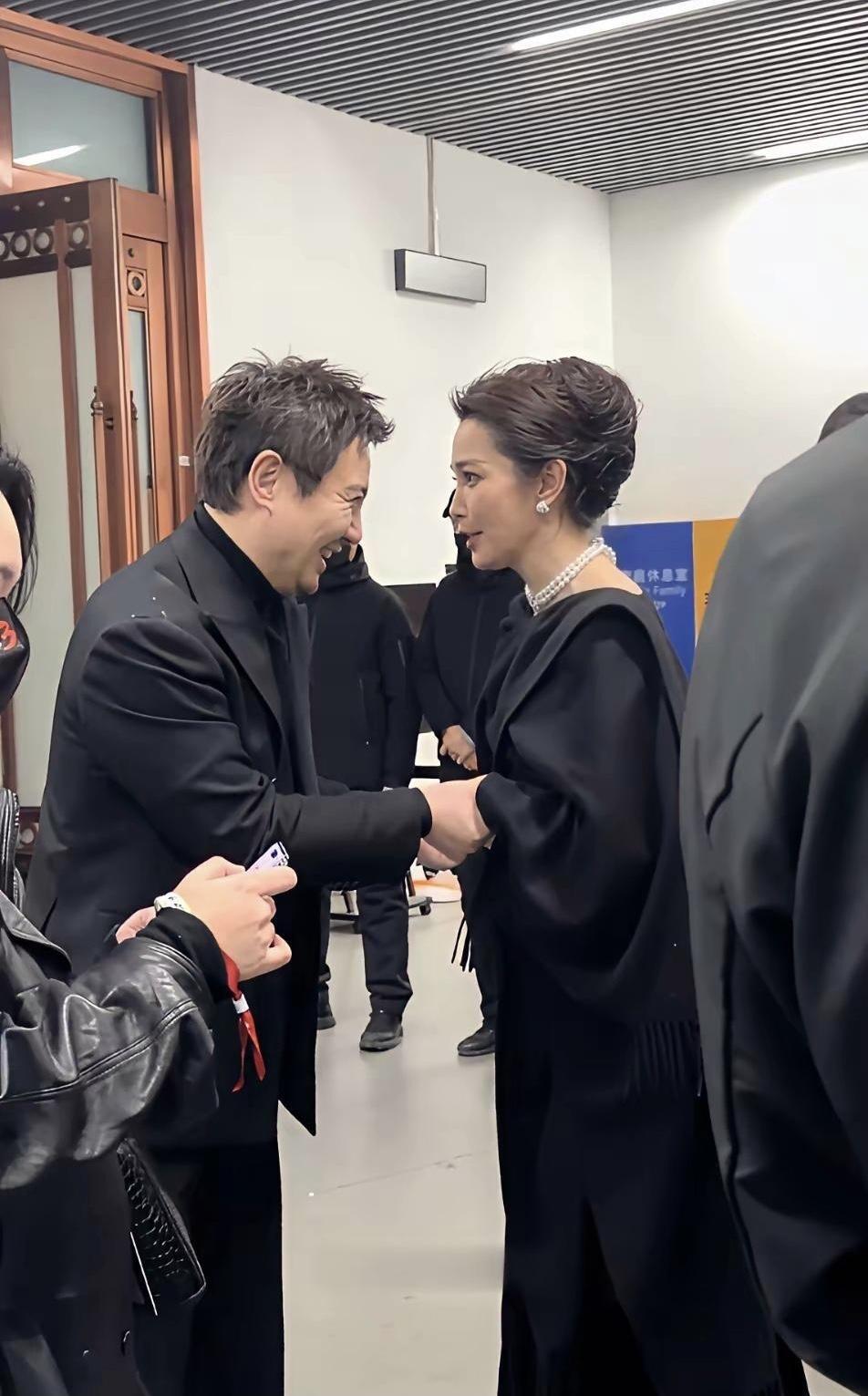 喜剧演员沈腾为人处事真是低调，见到同行女明星的他特别谦虚，谦谦有礼，礼貌地打招呼