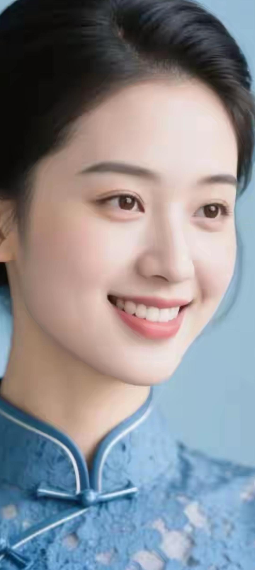 温婉优雅的蓝衣少女，笑靥如花，宛如画中人。