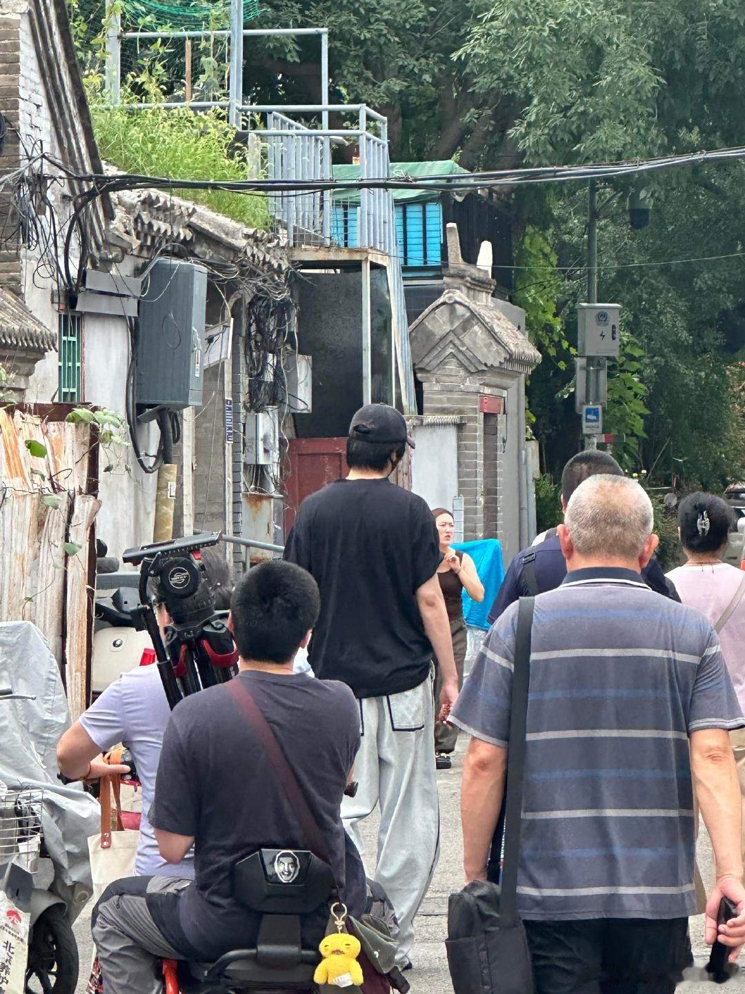 偶遇刘宇宁南锣鼓巷逛街网友在南锣鼓巷偶遇刘宇宁，他一出现好显眼啊。刘宇宁南锣鼓巷