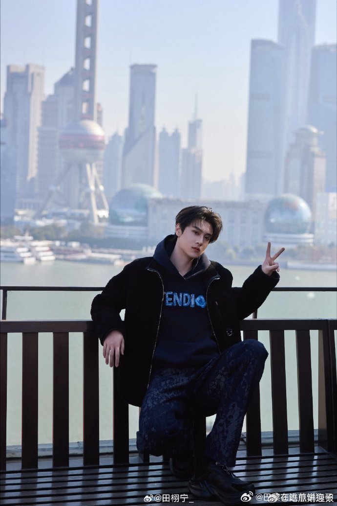 田栩宁东方明珠比耶照田栩宁半蹲比耶 从《逆爱》的池骋到外滩边的阳光少年，田栩宁的