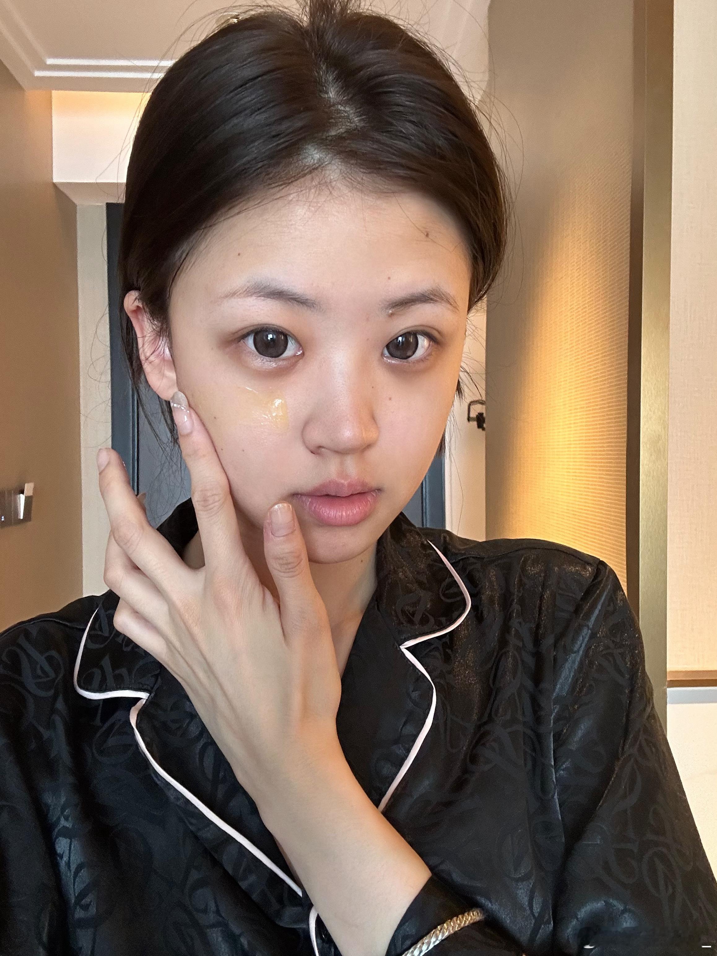 作为凌晨两点还在刷手机的熬夜星人 打卡HBN早C晚A整整28天啦 白天湿敷发光水