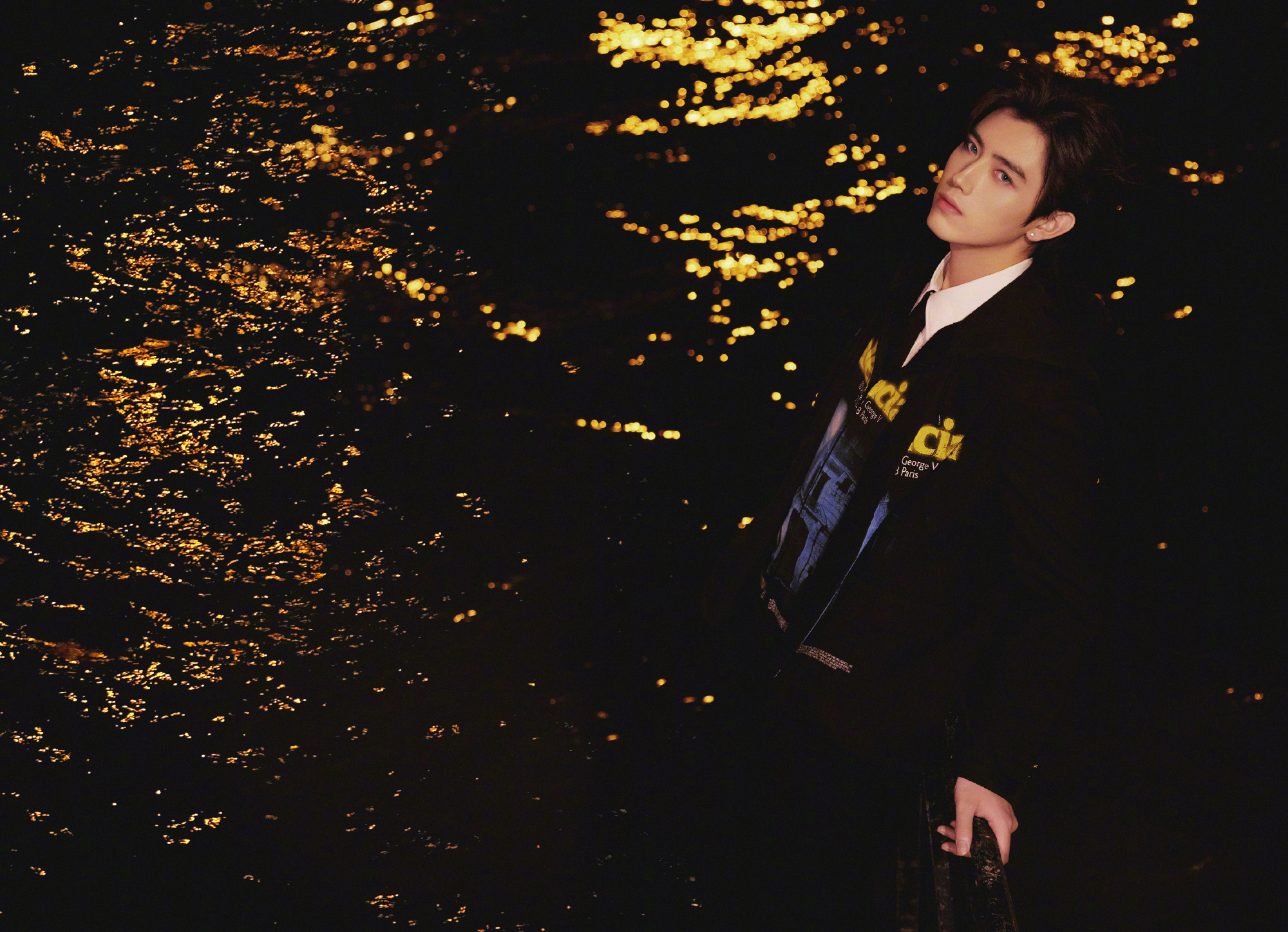 陈飞宇巴黎世家全球首穿 陈飞宇巴黎时装周鲨疯全场！超季未发售造型全球首穿，妆造先