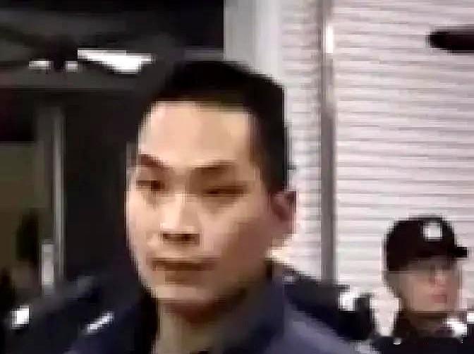 看到崔路路掉粉三万这事儿，我不觉得好笑，只觉得脊背发凉。
五年，三十多万。

这