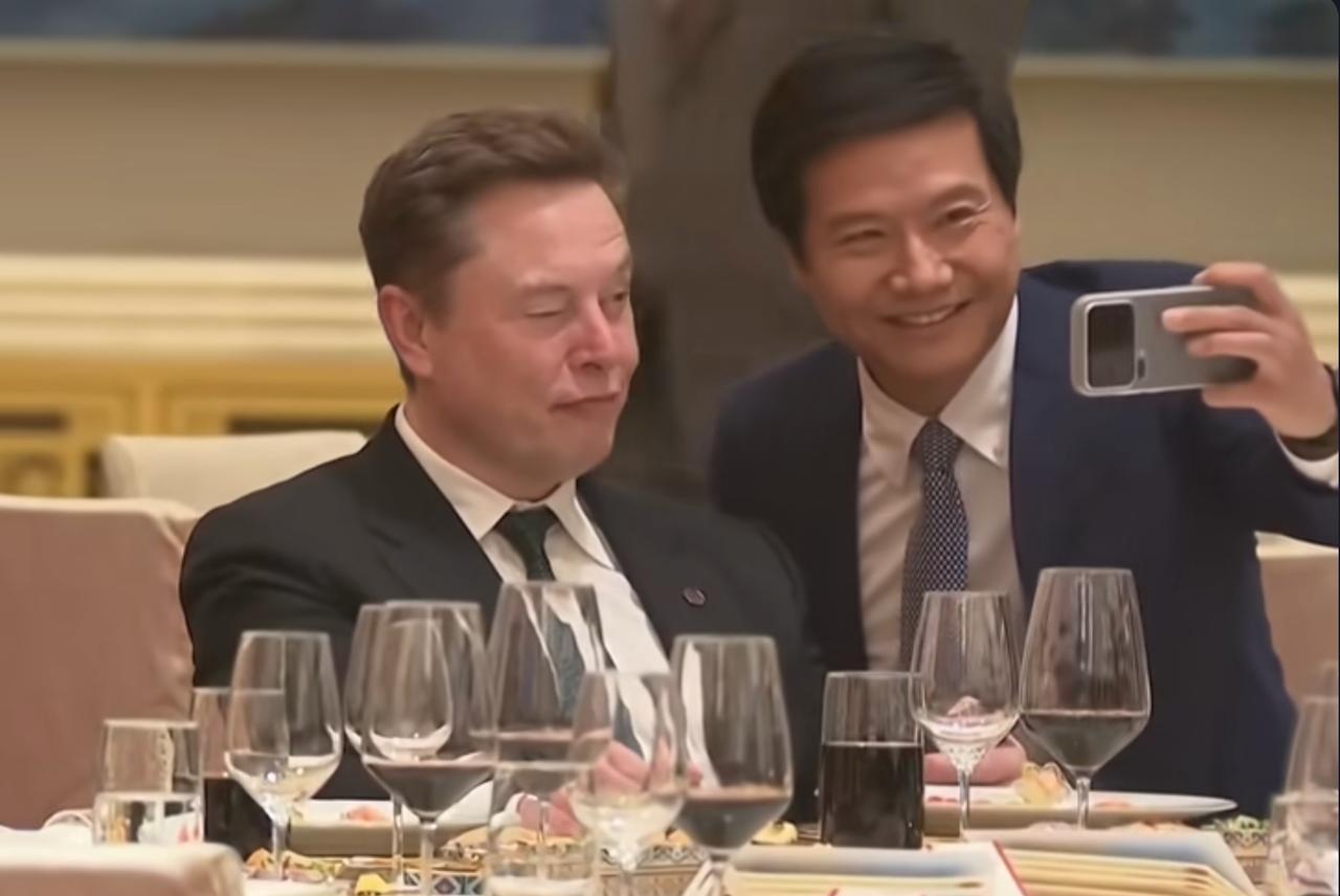 在特朗普整个访问团中，最舒服和开心的应该是马斯克了！这种放松和开心从脸上就能看出
