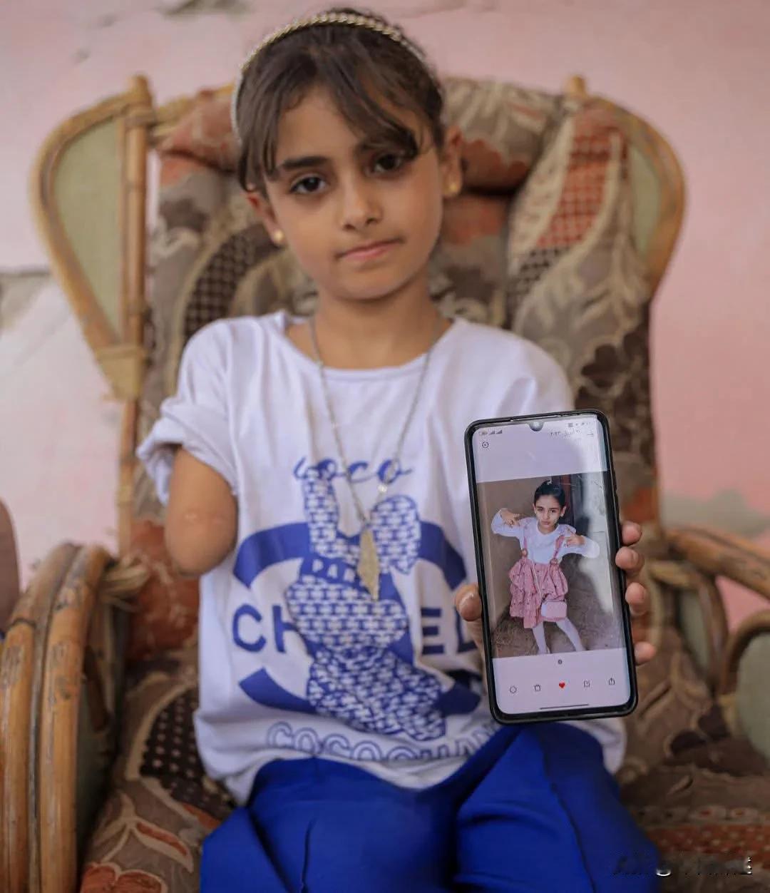令人心碎的一幕：
一名加沙女孩向记者展示她以前拍摄的照片💔💔💔🙏加沙难民