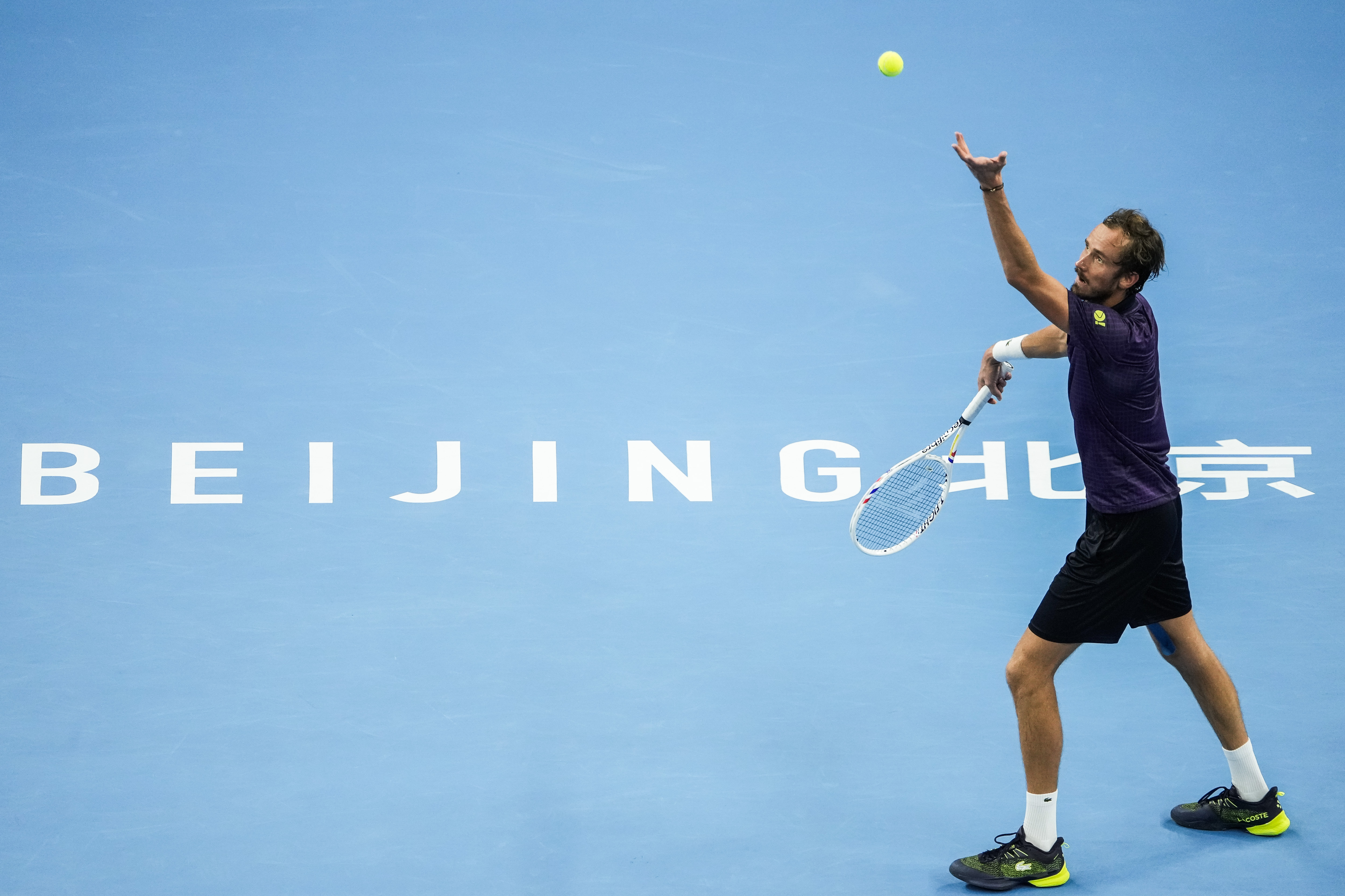 澳网2026 男单第三轮，11号种子梅德维杰夫以6-7(5)、4-6、7-5、6