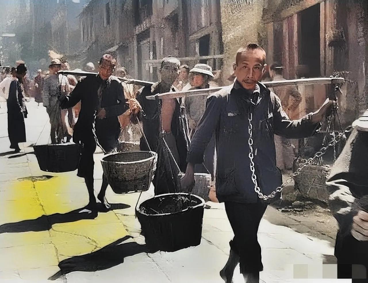 1947年，四川某地，几名被抓的“壮丁”，被用铁索连在一起，强制性参加劳动，他们