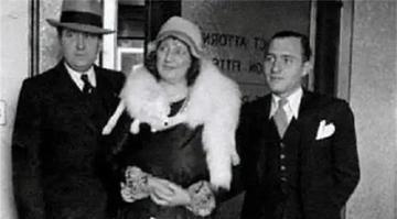 1922年，少妇将17岁的男孩藏进自家阁楼，整整十年，每日都在为爱痴狂，她丈夫却