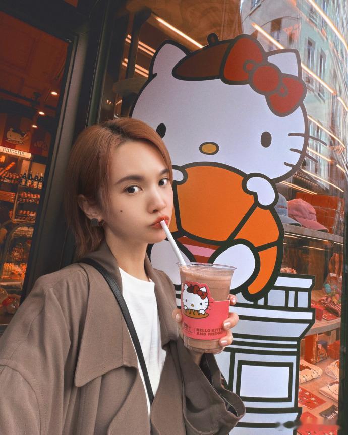 杨丞琳晒7周年婚后生活照结婚七周年之际，杨丞琳分享巴黎伦敦出游随拍。埃菲尔铁塔、