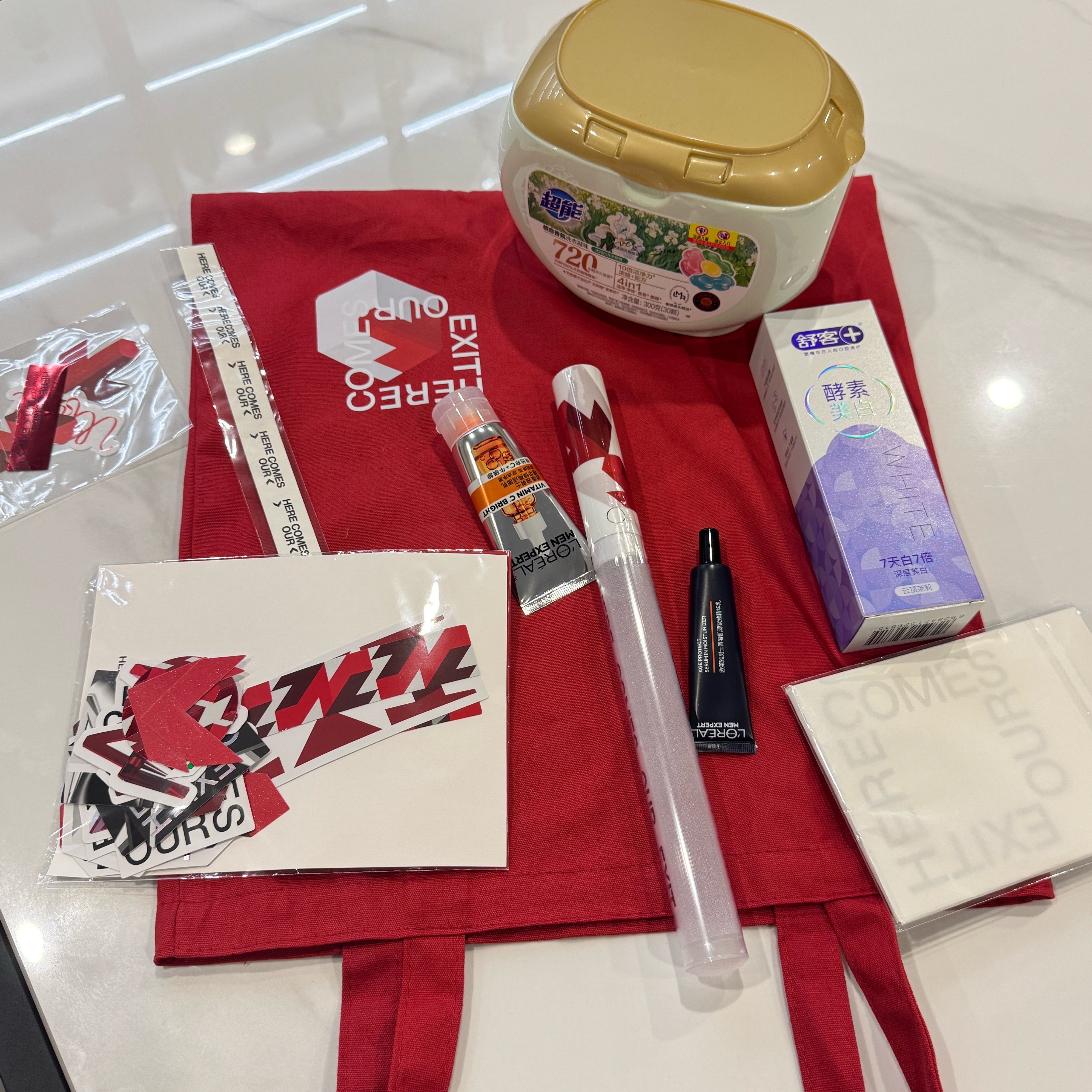 领到了肖战演唱会伴手礼啦🌹 ​​​