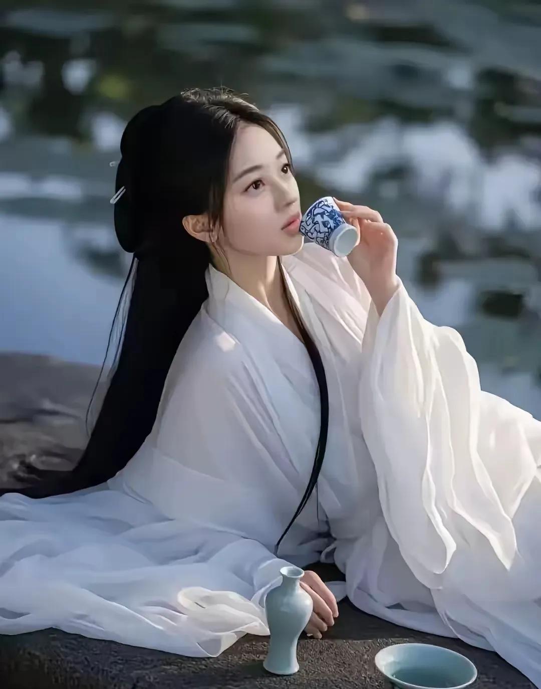 上联：酒入愁杯离泪溅；
下联：？？？