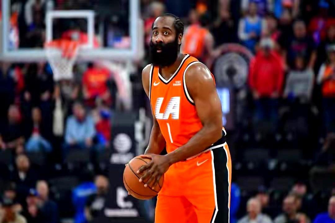 末节独砍20分的伦纳德，简直不讲理。

三节打完比分还咬着呢，82-81。结果末