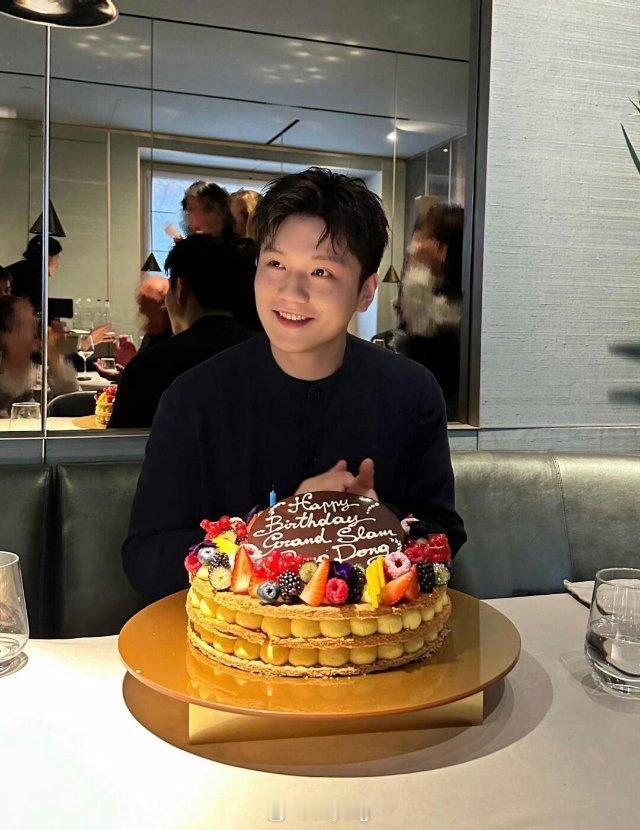 阿玛尼晒樊振东蛋糕图  蛋糕也是阿玛尼牌子的吗？ 