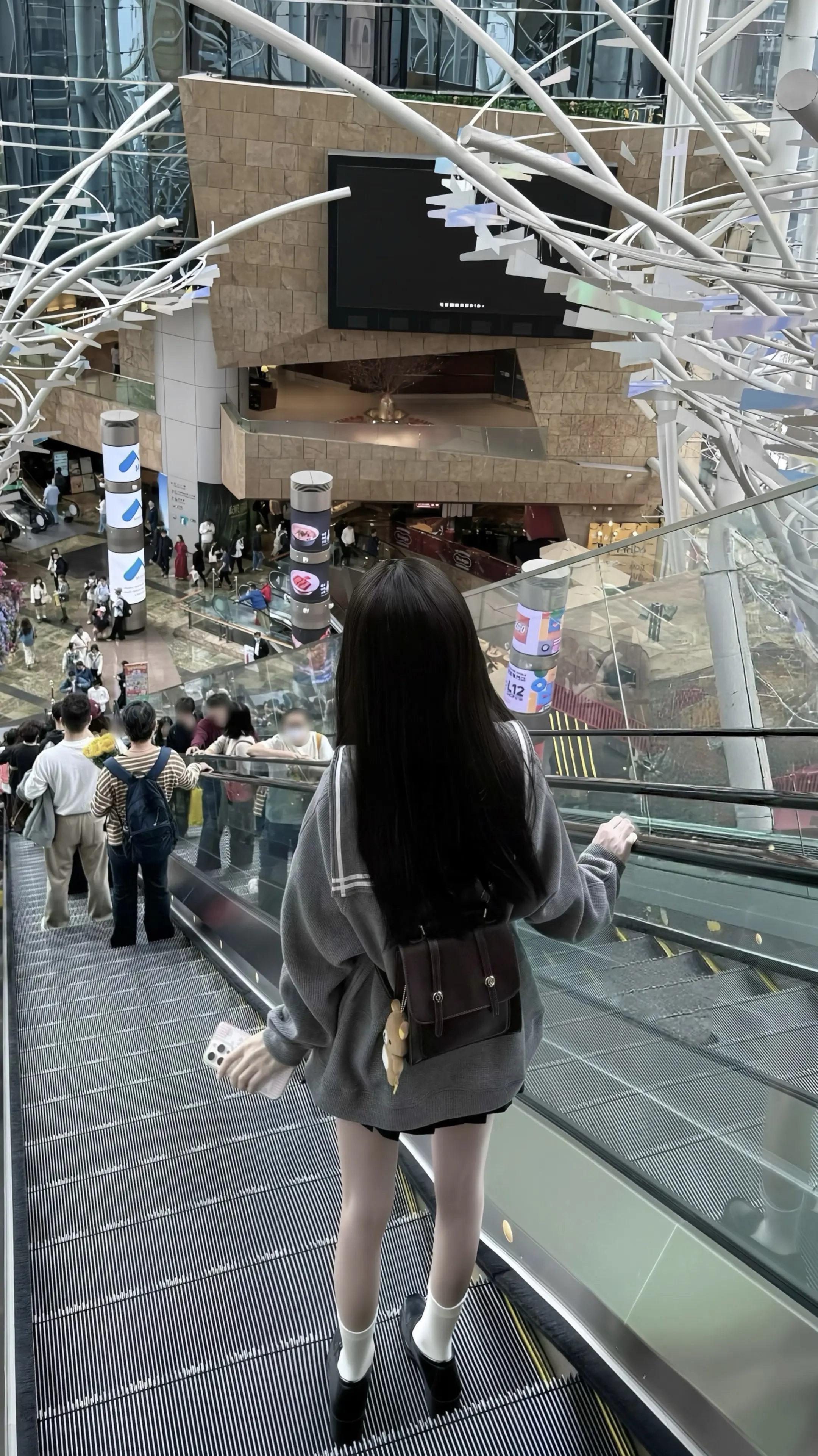 人和人还是淡淡的好 就可以不期待不在意不要求不离开 人和人的烙印太深是会掉眼泪的