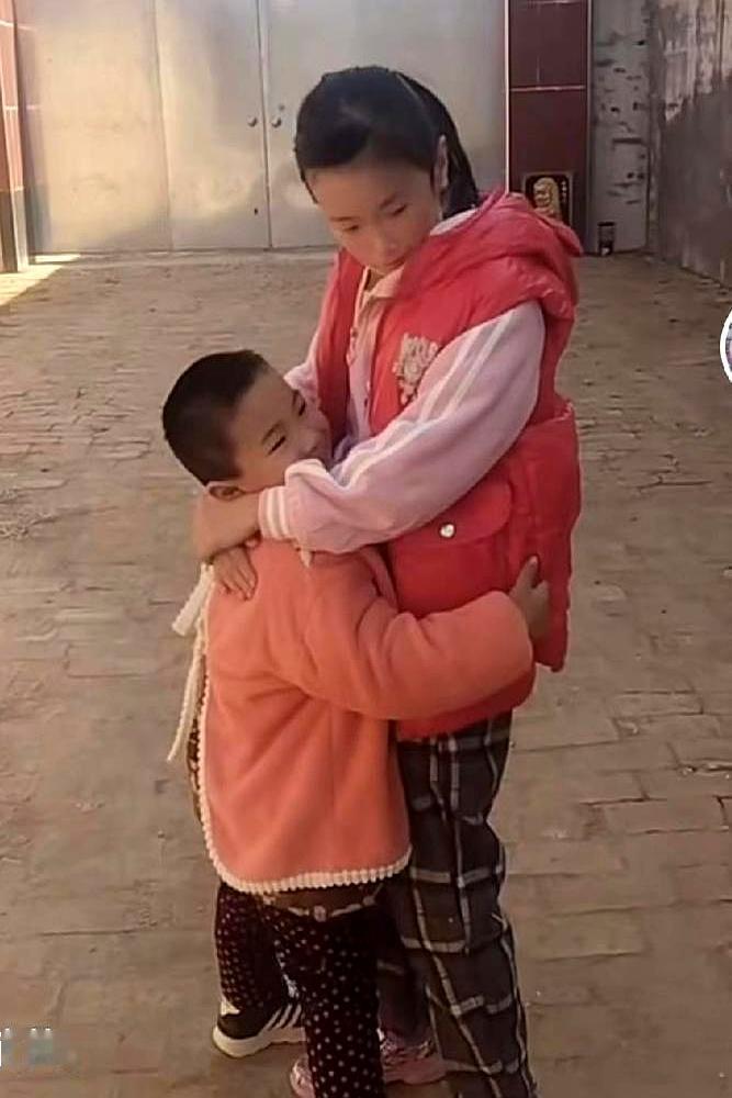 十年一分抚养费没要，他刚认亲走红，前妻一纸诉状递到法院。
 
前妻开直播，几万人