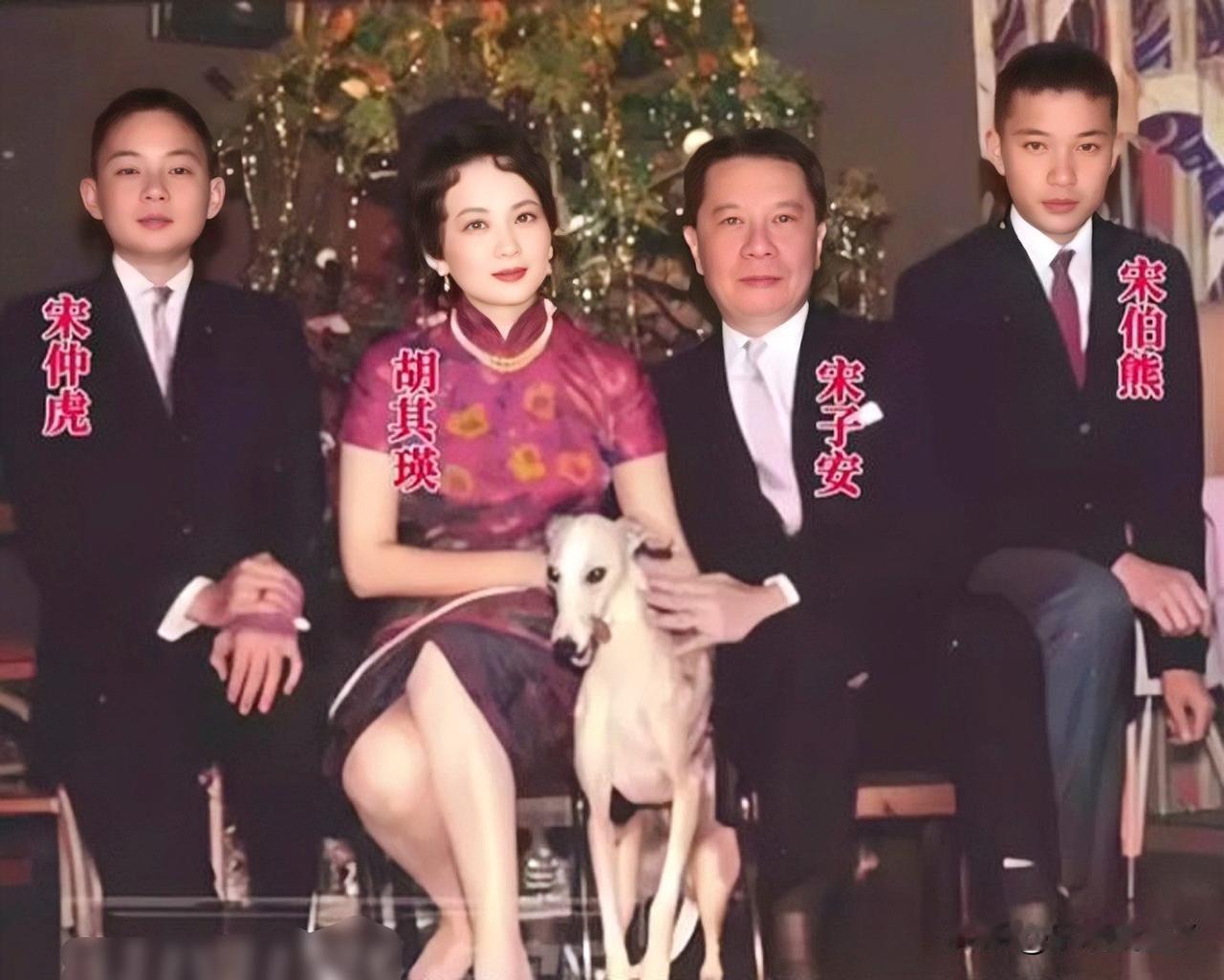 上世纪五十年代，美国旧金山，宋子安与夫人胡其瑛、两个儿子宋伯熊和宋仲虎的全家福。