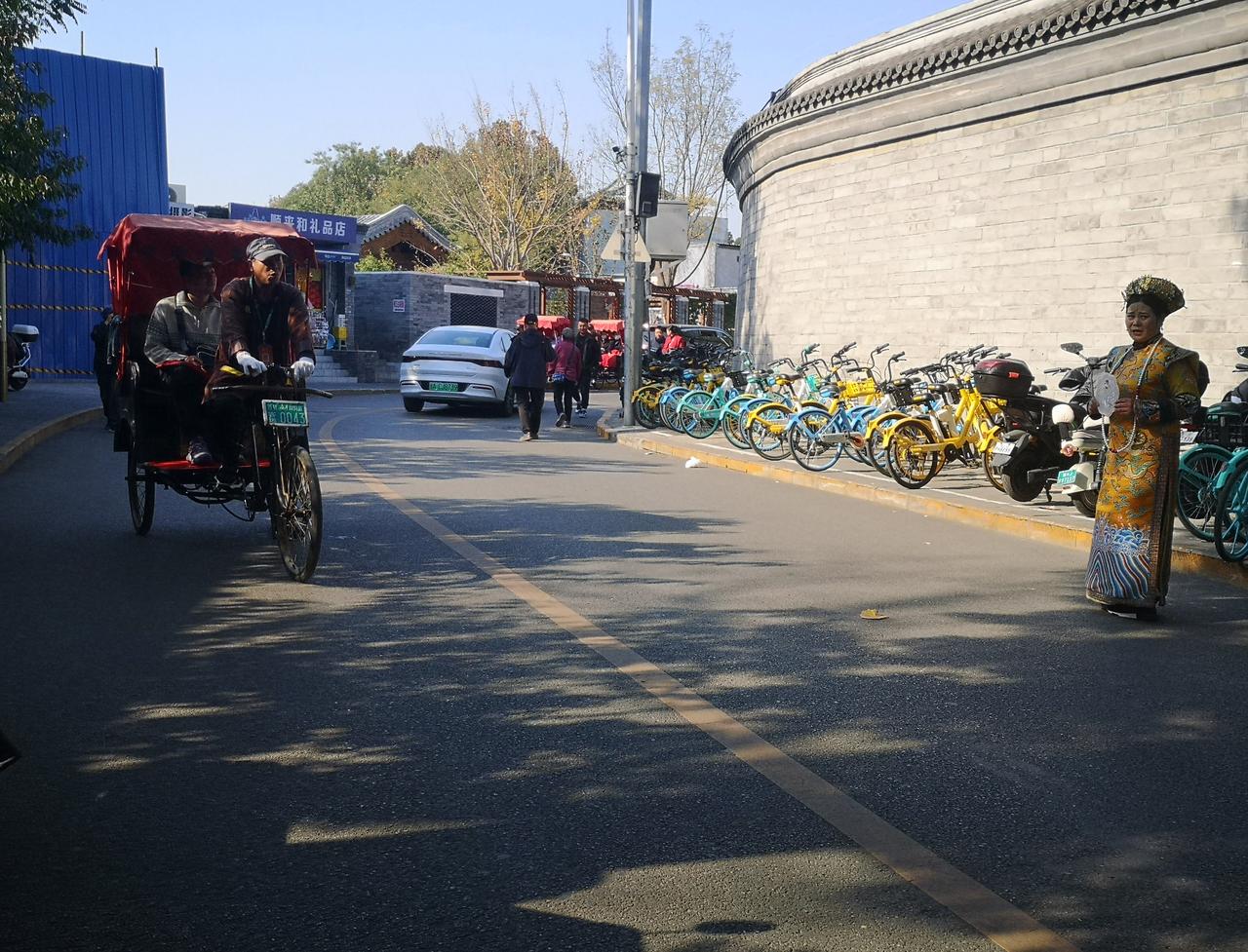 随手一拍
街头
不全是夏季
不限于一座城市
请陌生朋友帮拍照
拍下陌生朋友
——