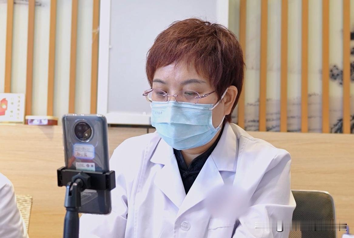 男孩个子矮，睡觉爱出汗，不用打针如何追高？
 
患者是男孩，问诊时孩子是5岁7个